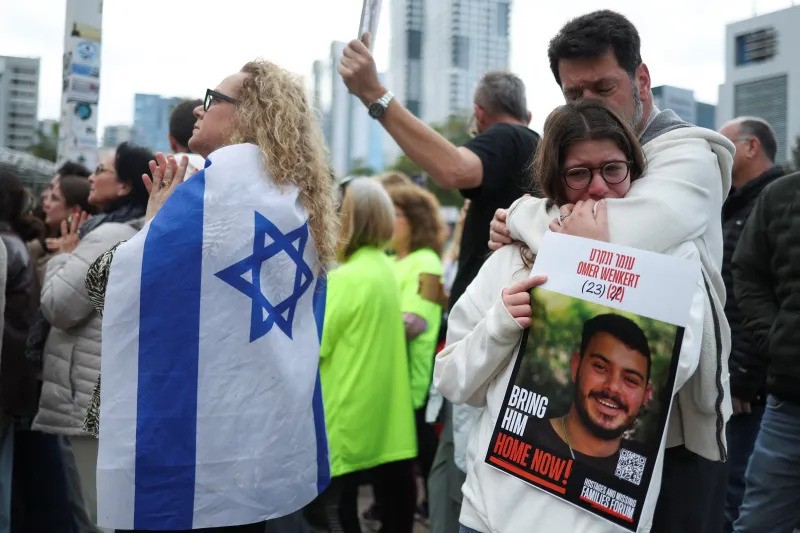 Israelis watching a live broadcast of the release of hostages, Tel Aviv, January 2025